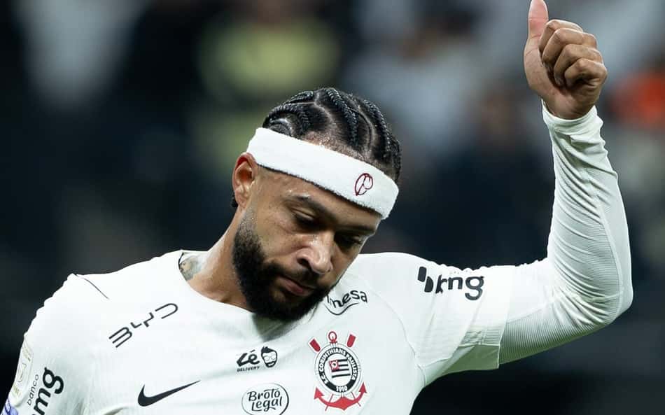 Memphis Depay faz sinal positivo com as mãos