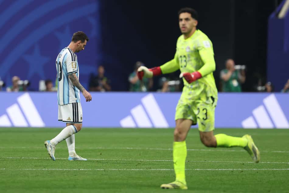 Mostafa Shobeir comemora defesa do pênalti enquanto Messi se lamenta