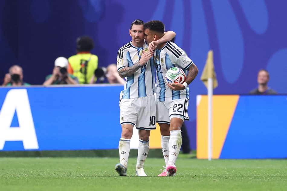 Messi abraça Lautaro Martínez em comemoração ao empate da Argentina com o Egito
