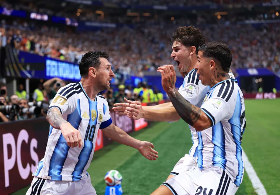 Messi abraça companheiros após segundo gol da Argentina contra o Egito
