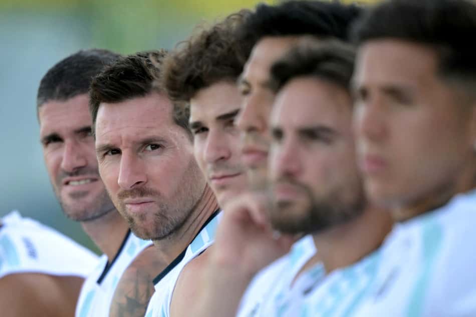 Messi ao lado de companheiros da Argentina em treino antes de enfrentar a Suíça na Copa do Mundo