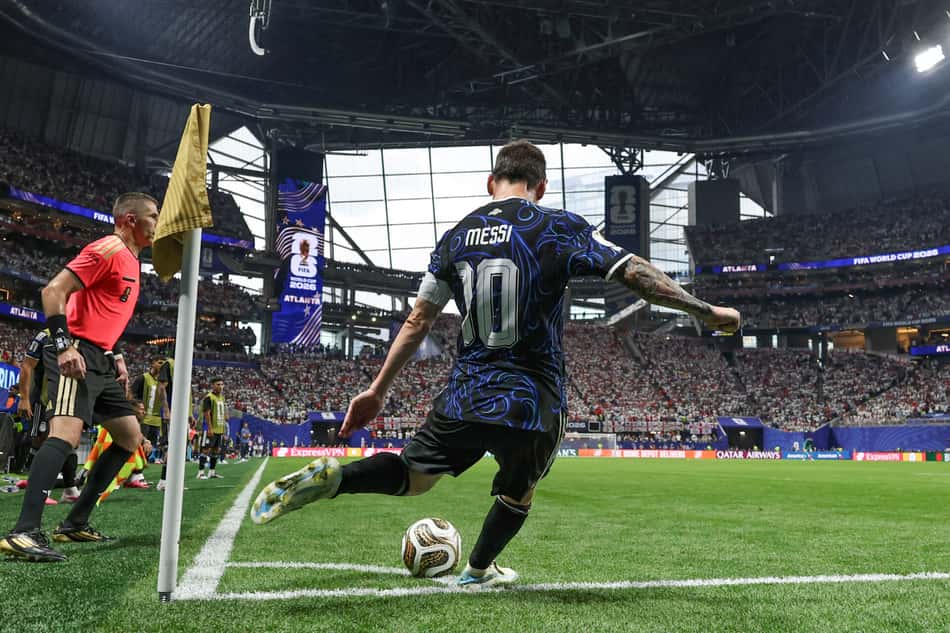 Messi cobra escanteio durante classificação da Argentina sobre a Inglaterra