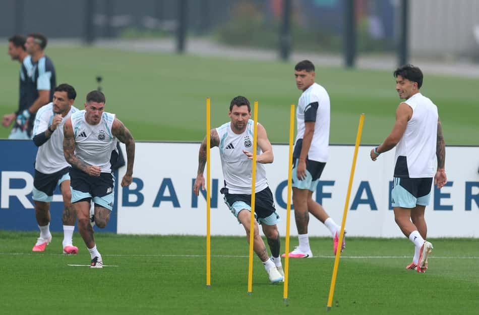 Messi corre durante treino da Argentina antes da final da Copa do Mundo contra a Espanha