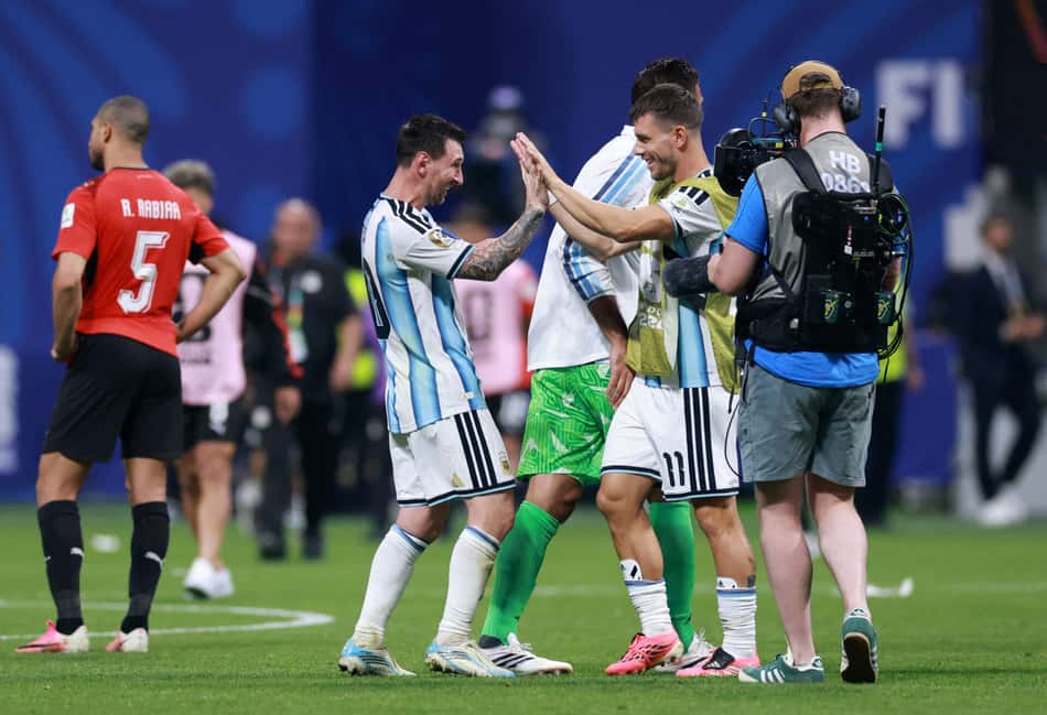 Messi cumprimenta Lo Celso após classificação da Argentina às quartas de final da Copa do Mundo 2026
