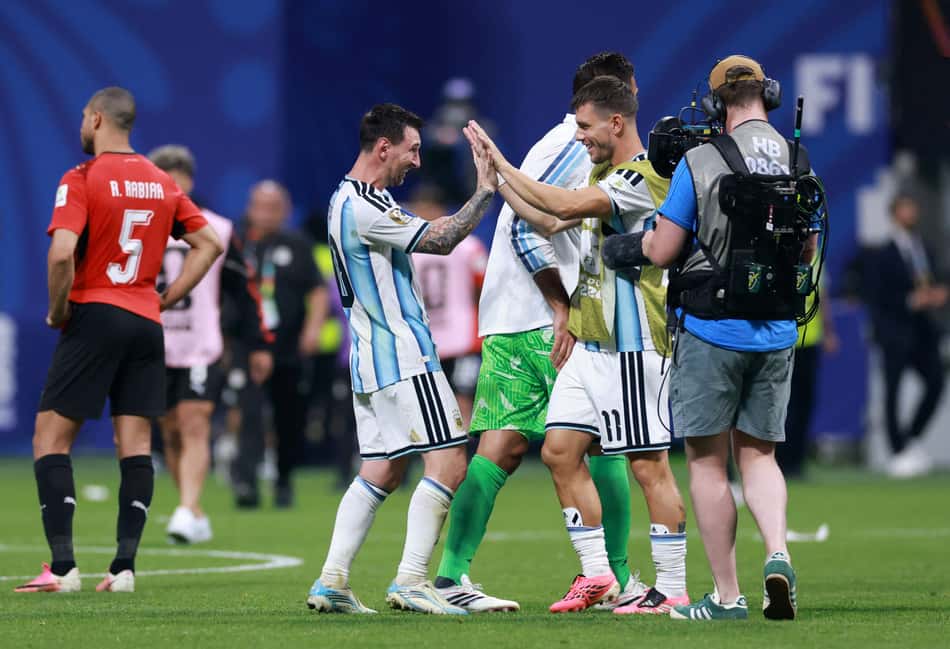 Messi cumprimenta Lo Celso após classificação da Argentina às quartas de final da Copa do Mundo 2026