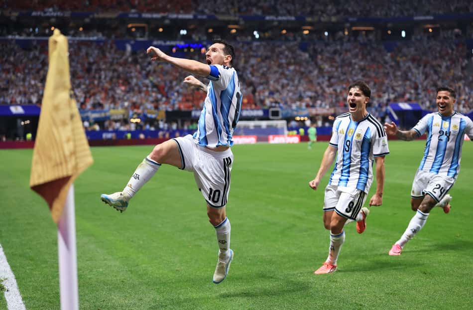 Messi dá soco no ar e comemora empate da Argentina com Julian Álvarez e Enzo Fernández