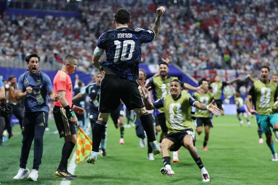 Messi dá soco no ar em comemoração à vitória da Argentina