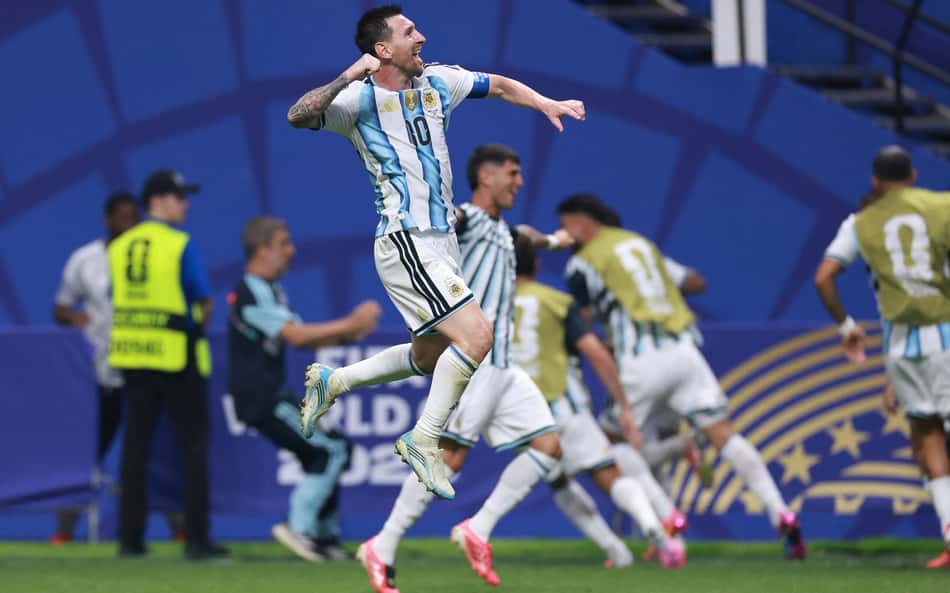 Messi dá soco no ar em comemoração ao gol de virada da Argentina contra o Egito