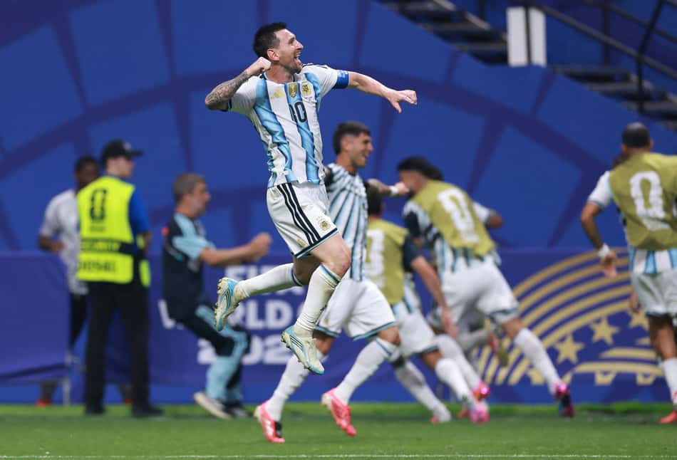 Messi dá soco no ar em comemoração ao gol de virada da Argentina contra o Egito