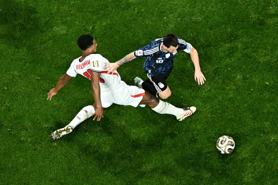 Messi e Bellingham disputam bola durante jogo entre Argentina e Inglaterra na semifinal da Copa do Mundo