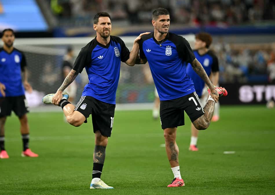 Messi e De Paul aquecem juntos antes do início do jogo entre Argentina e Jordânia na Copa do Mundo