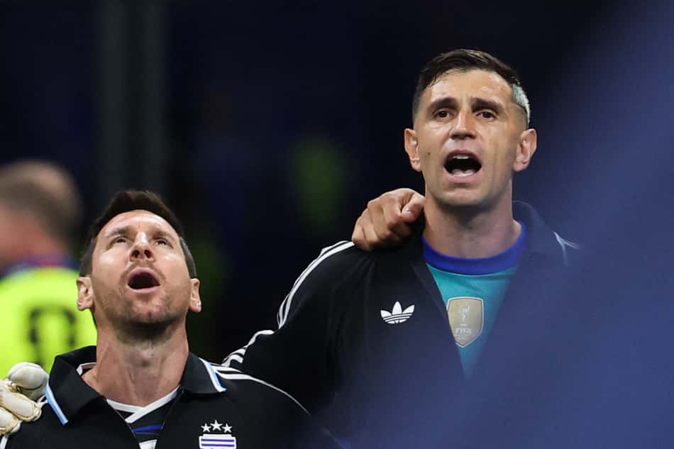 Messi e Dibu Martínez cantam hino da Argentina antes do jogo contra a Inglaterra