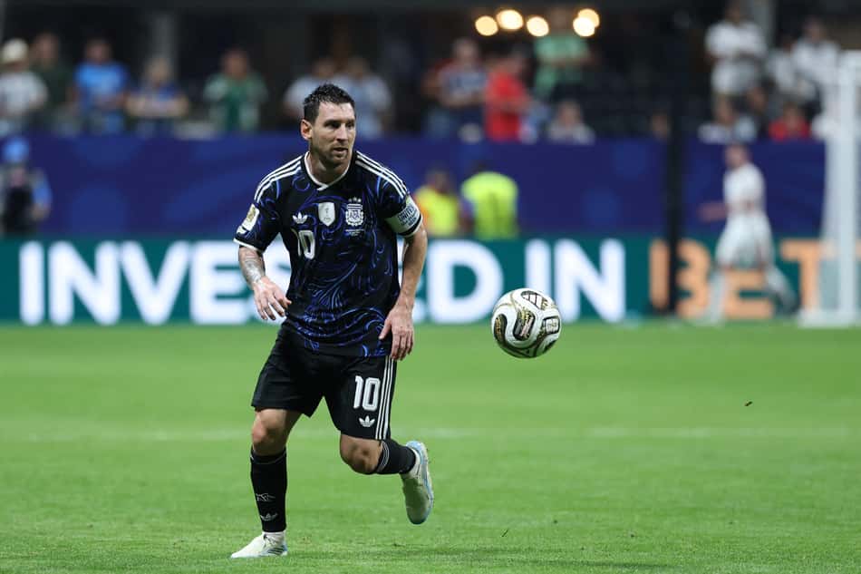 Messi em ação com a bola na vitória da Argentina sobre a Inglaterra na Copa do Mundo