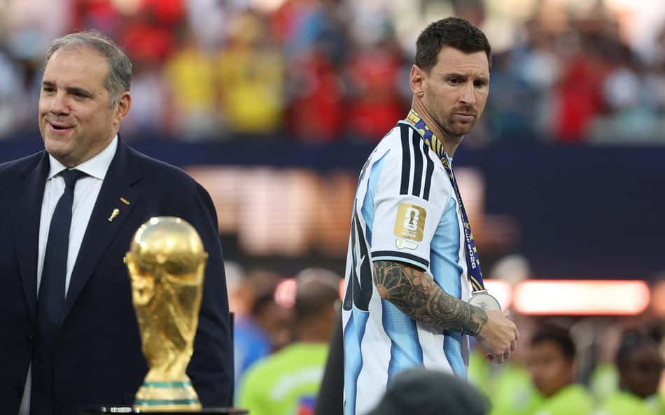 Após vice na Copa, Messi acompanha clube da família em Rosário