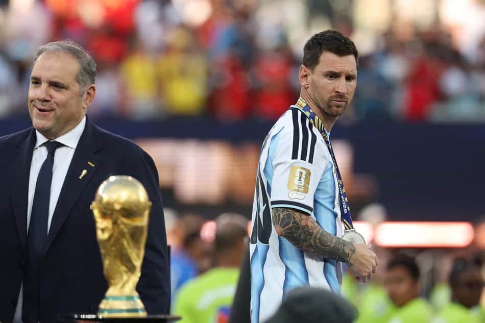 Messi passa pelo troféu da Copa do Mundo após derrota da Argentina para a Espanha na decisão