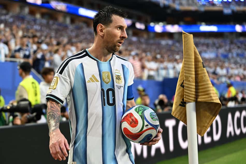 Messi se prepara para cobrança de escanteio na vitória da Argentina sobre Cabo Verde na Copa do Mundo