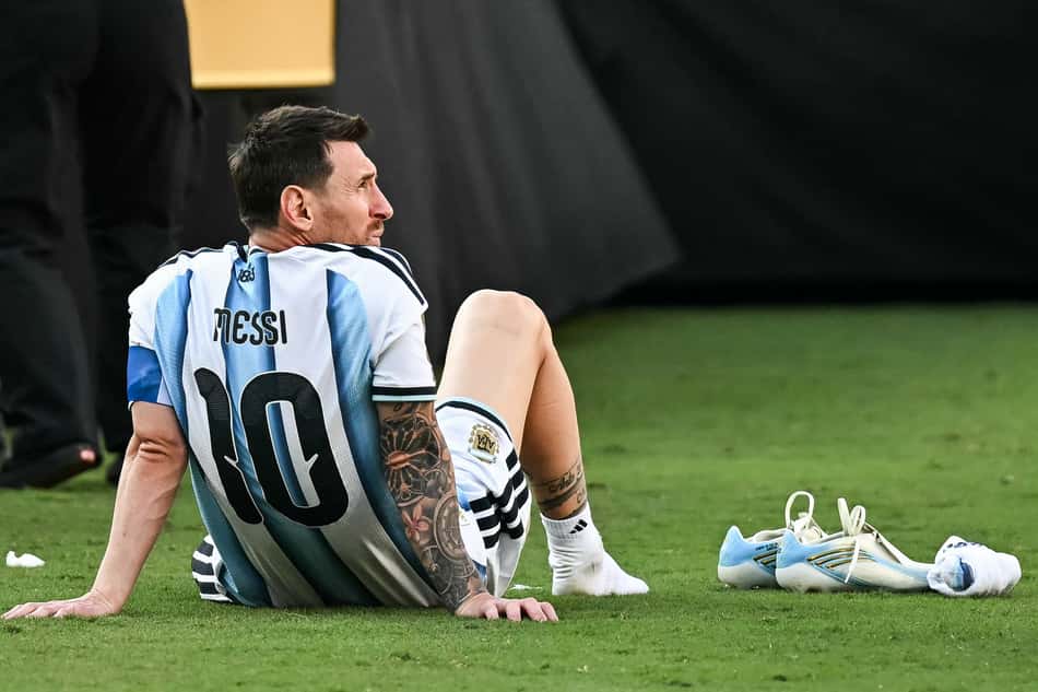 Messi sentado no gramado do MetLife Stadium após derrota da Argentina para a Espanha na final da Copa do Mundo