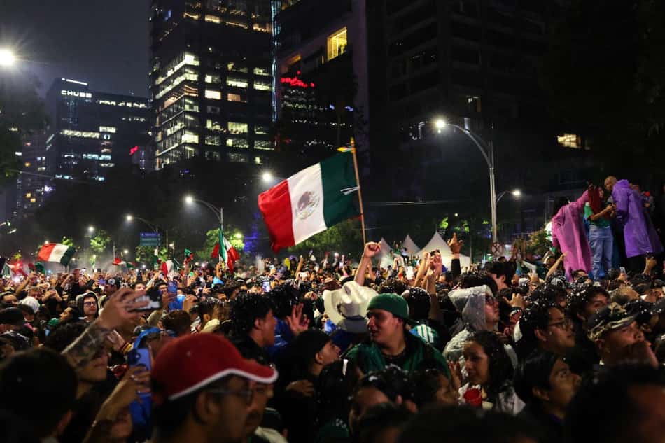 Mexicanos invadem monumento na Cidade do México para comemorar classificação às oitavas de final da Copa do Mundo
