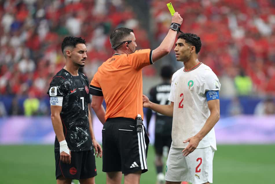 Michael Oliver aplica cartão amarelo em Hakimi durante jogo da Copa do Mundo