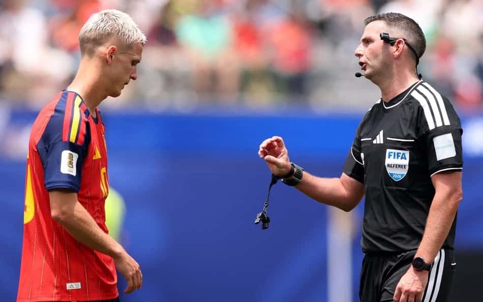 Lance bizarro de árbitro em Espanha x Bélgica viraliza: 'Fez falta'