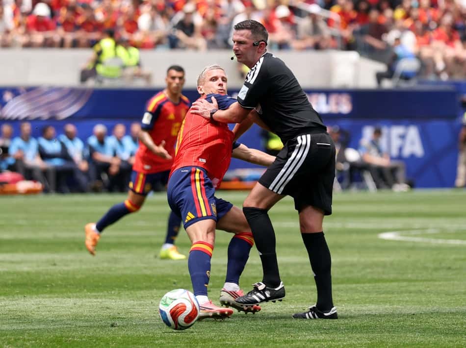 Michael Oliver e Dani Olmo em Espanha x Bélgica