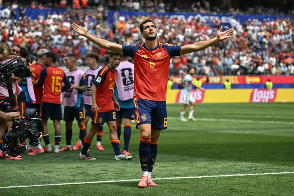 Mikel Merino comemora o gol da classificação da Espanha contra a Bélgica pelas quartas da Copa do Mundo