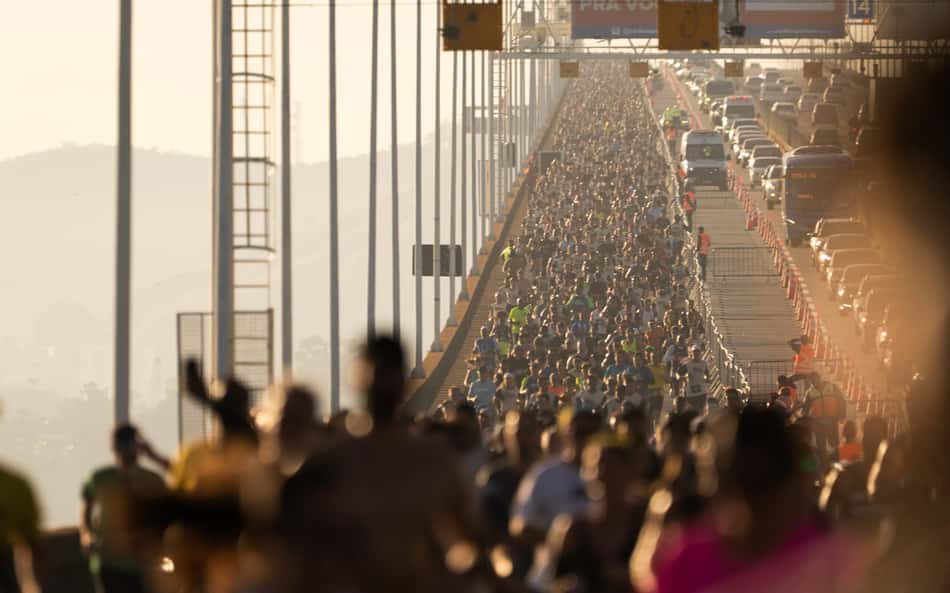 Milhares de atletas participam da Travessia da Ponte
