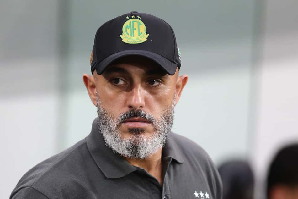 Rafael Guanaes com o boné do Mirassol