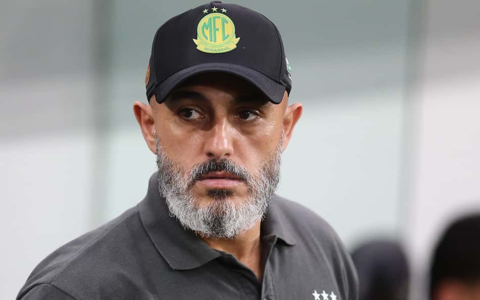 Rafael Guanaes com o boné do Mirassol
