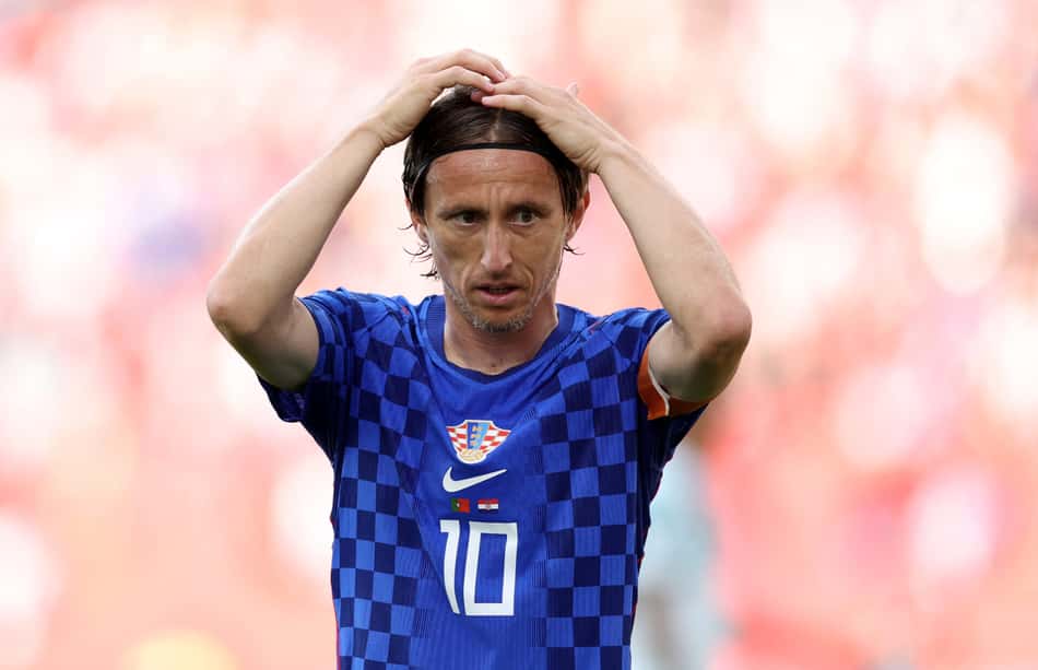 Modric coloca as mãos na cabeça durante o jogo entre Croácia e Portugal, pela Copa do Mundo