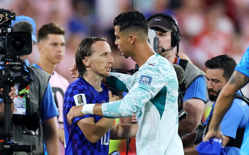 Modric e Cristiano Ronaldo se abraçam após a vitória de Portugal sobre a Croácia na Copa do Mundo