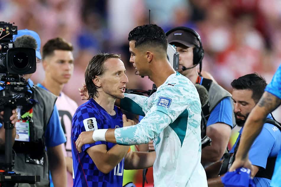 Modric e Cristiano Ronaldo se abraçam após a vitória de Portugal sobre a Croácia na Copa do Mundo