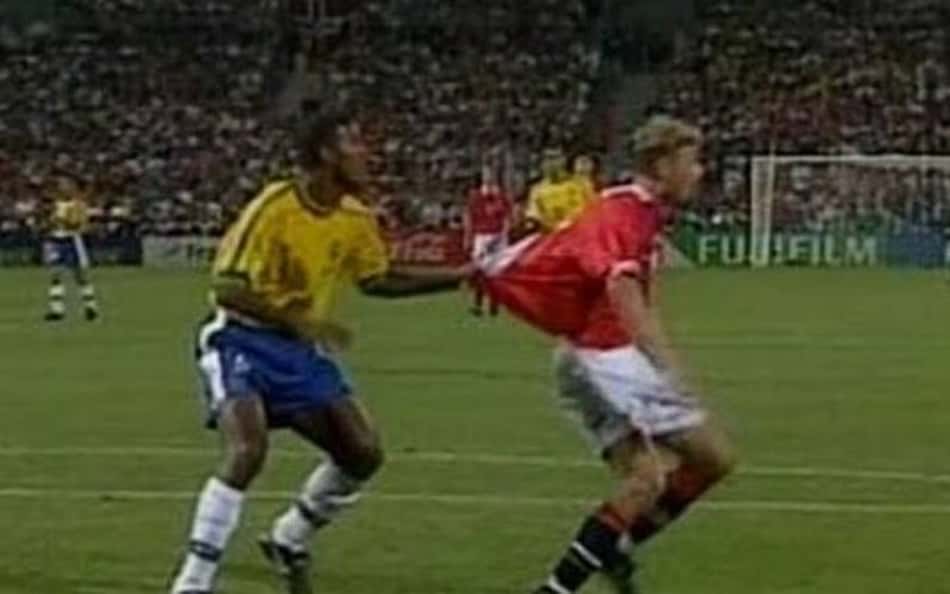 Momento em que Júnior Baiano puxa a camisa de Tore André Flo em Brasil x Noruega da Copa do Mundo de 1998
