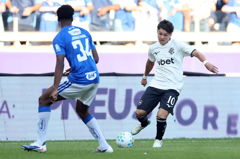 Álvaro Montoro, do Botafogo, em ação contra o Cruzeiro