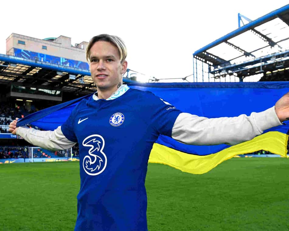 Mudryk com a bandeira da Ucrânia sendo apresentado no Chelsea, em 2023