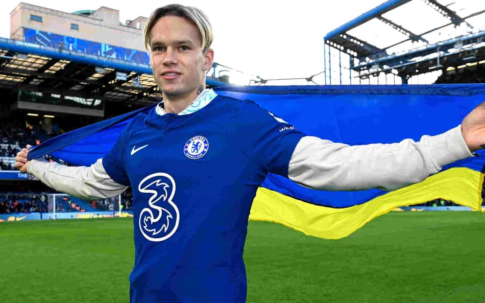 Mudryk com a bandeira da Ucrânia sendo apresentado no Chelsea, em 2023