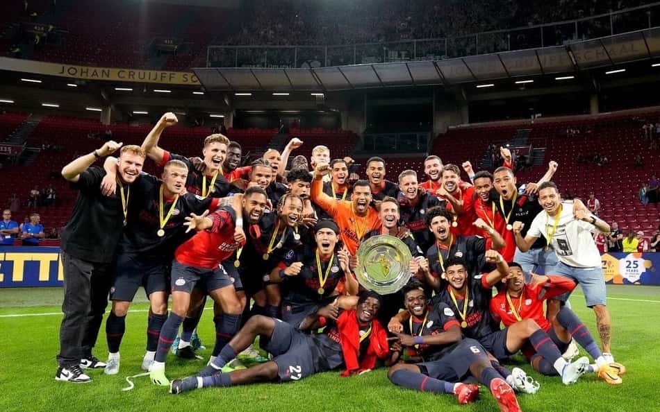 PSV, maior vencedor da Supercopa da Holanda, vai atrás de seu 16º título na competição contra o AZ Alkmaar, que levantou o troféu uma vez