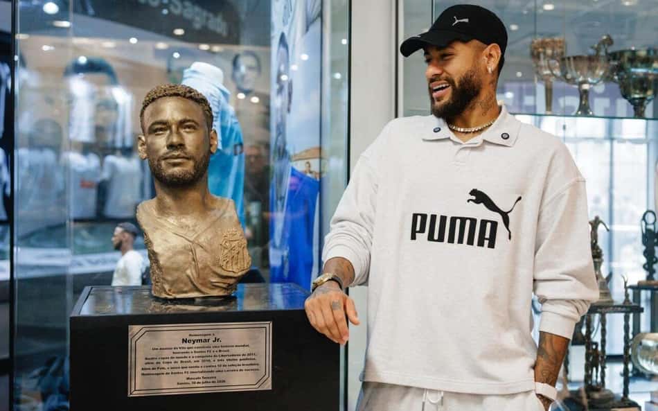 Neymar recebe homenagem no Memorial das Conquistas. (Foto: Raul Baretta/ Santos FC)