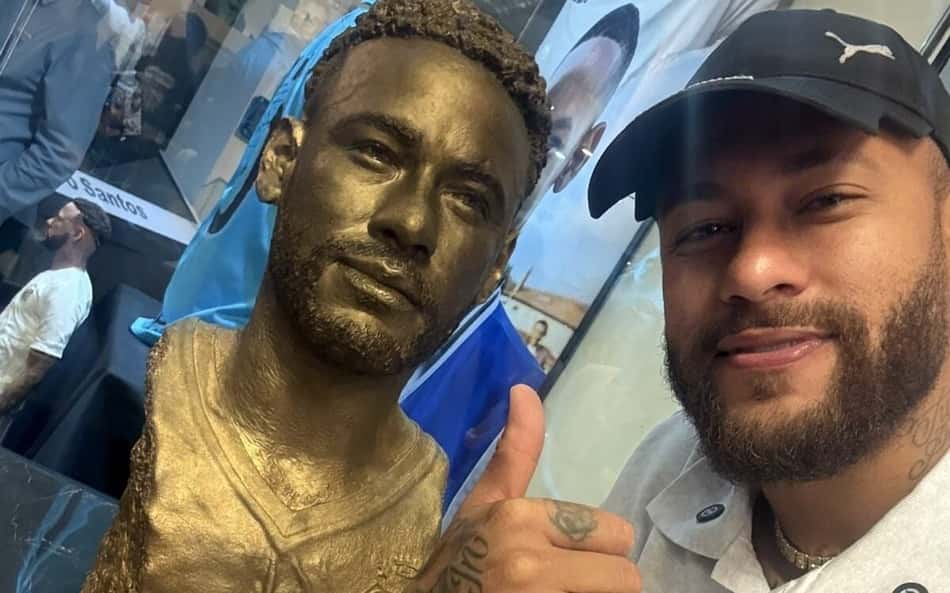 Busto de Neymar na Vila Belmiro