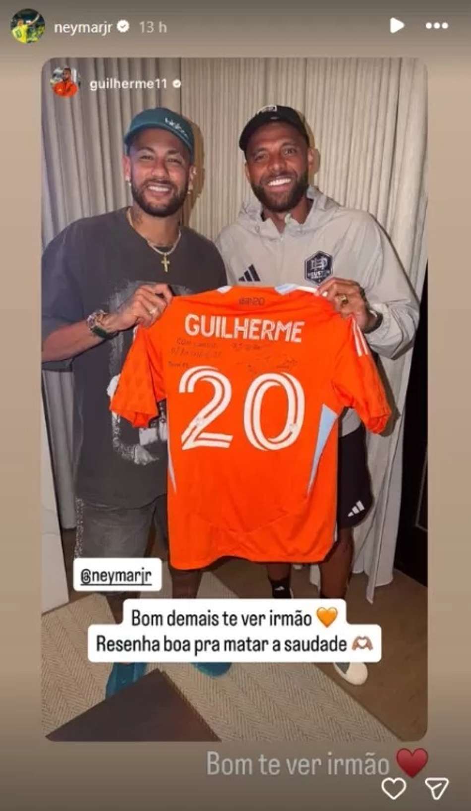 Neymar com Guilherme, ex-Santos, segurando uma camisa do Houston Dynamo 