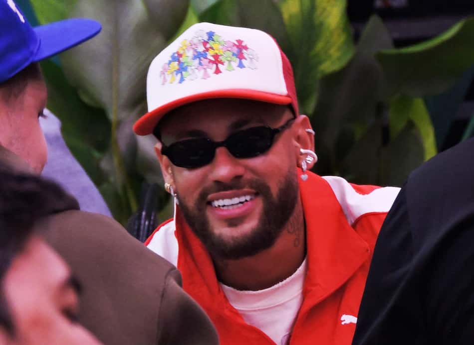 Neymar usando boné e roupa vermelha