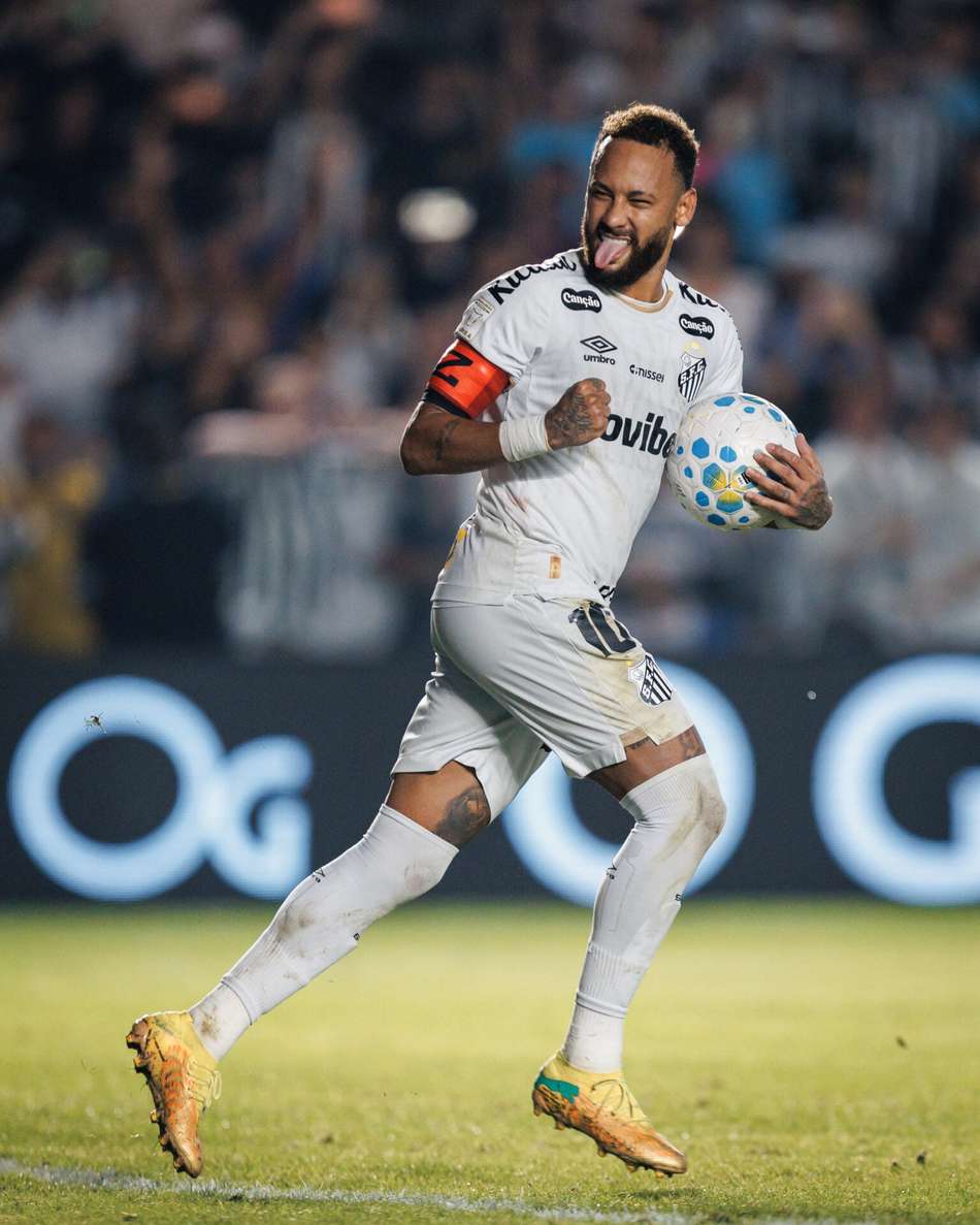 Neymar segurando a bola e sorrindo com a camisa do Santos