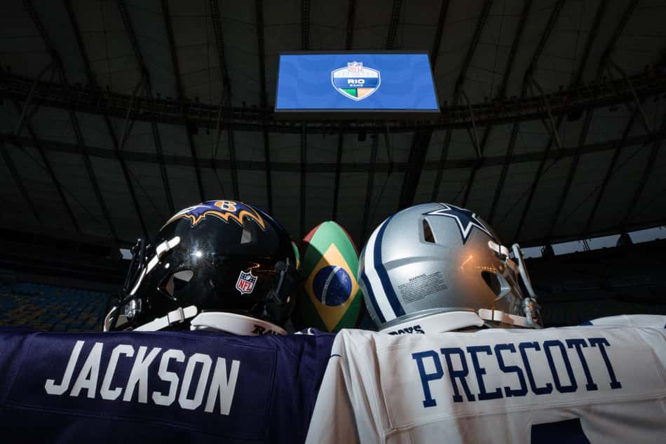 Capacetes de Ravens w Cowboys juntos a camisas de Lamar Jackson e Dak Prescott no Maracanã, palco do NFL Rio Game