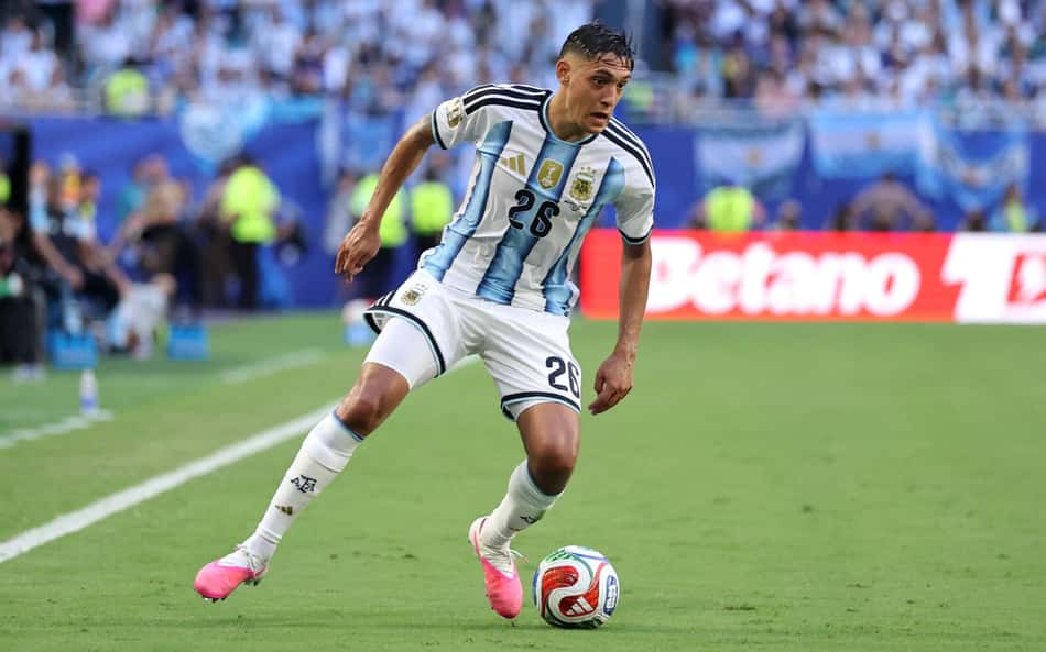 Nahuel Molina em ação pela Argentina contra Cabo Verde, pela Copa do Mundo
