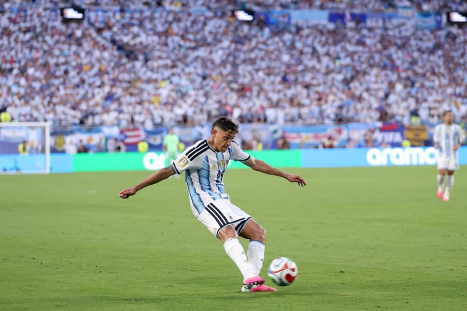 Nahuel Molina faz cruzamento no jogo entre Argentina e Cabo Verde na Copa do Mundo
