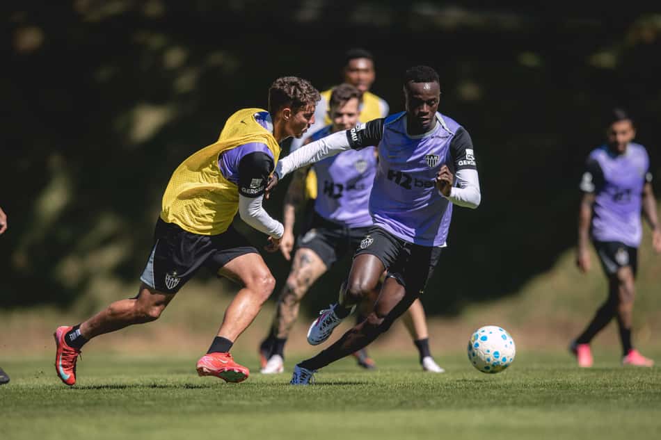 Natanael e Cissé treinamento Atlético (Foto: Pedro Souza / Atlético)