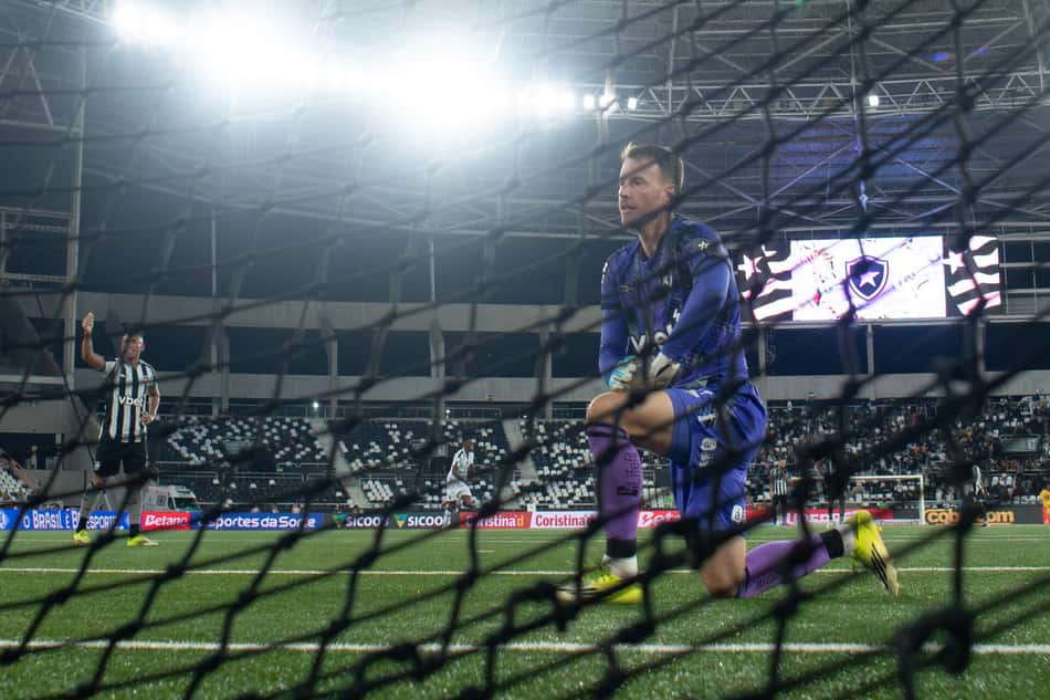 Neto, ex-goleiro do Botafogo, se lamenta após sofrer gol do Remo no Nilton Santos em jogo do Brasileirão