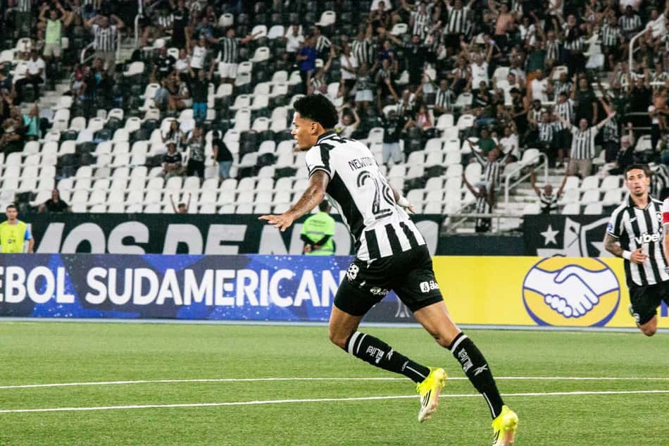 Newton com a camisa do Botafogo