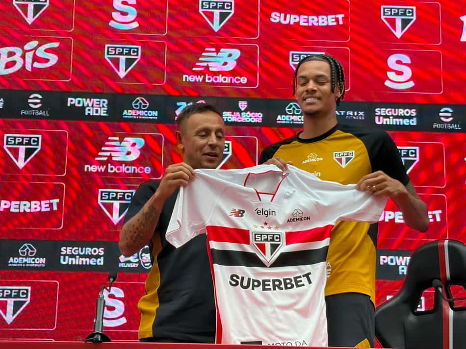 Newton com a camisa do São Paulo