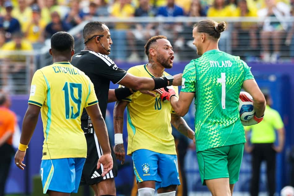 Neymar Jr., jogador do Brasil, grita com Orjan Nyland, goleiro da Noruega, durante a partida das oitavas de final da Copa do Mundo da FIFA entre Brasil e Noruega, no New York New Jersey Stadium, em East Rutherford, Estados Unidos, no domingo, 5 de julho de 2026